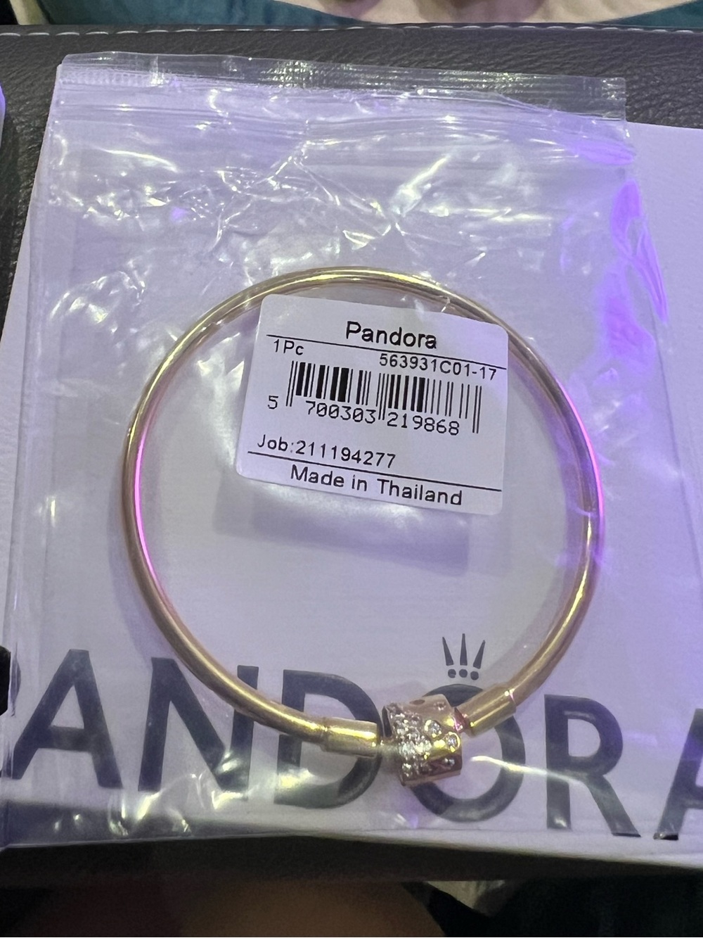 Pandora Sparkling Barrel Clasp Bangle
14k gold plating 6.7”